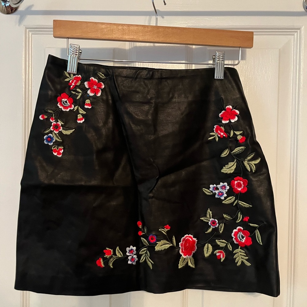 Forever 21 faux leather floral embroidered mini skirt